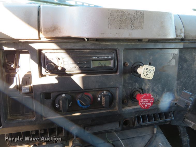 image for item DH0526 2000 International 4900  dump truck