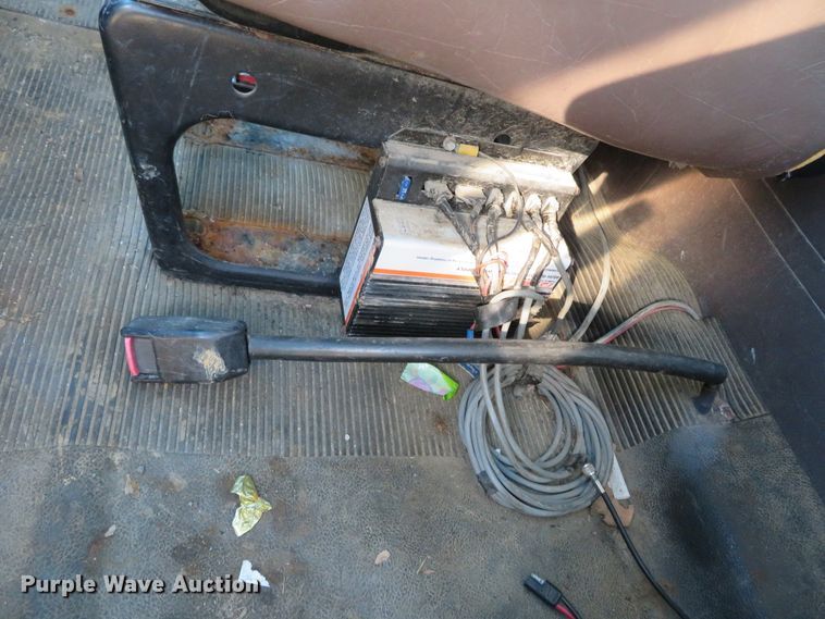 image for item DH0526 2000 International 4900  dump truck