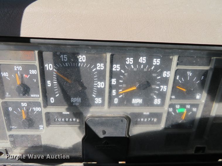 image for item DH0526 2000 International 4900  dump truck