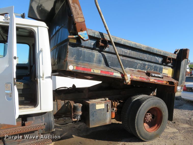 image for item DH0526 2000 International 4900  dump truck