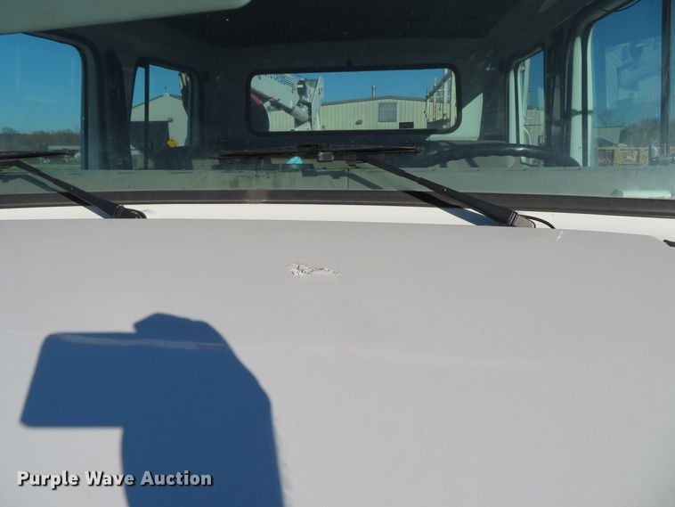 image for item DH0528 1998 International 4700  utility truck with crane