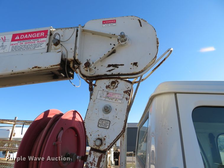 image for item DH0528 1998 International 4700  utility truck with crane