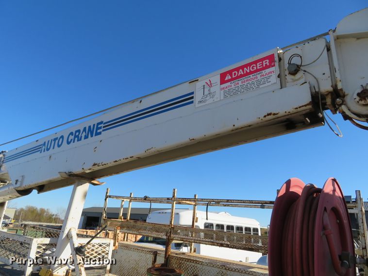 image for item DH0528 1998 International 4700  utility truck with crane