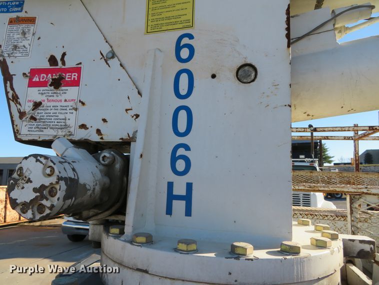 image for item DH0528 1998 International 4700  utility truck with crane