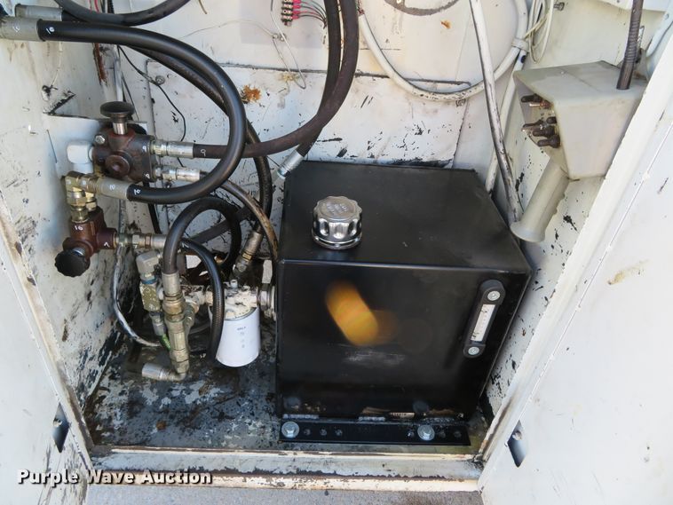 image for item DH0528 1998 International 4700  utility truck with crane