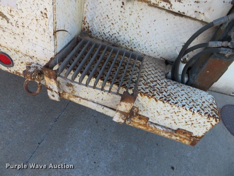 image for item DH0528 1998 International 4700  utility truck with crane