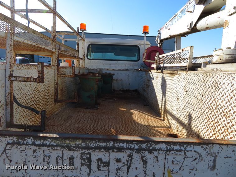 image for item DH0528 1998 International 4700  utility truck with crane