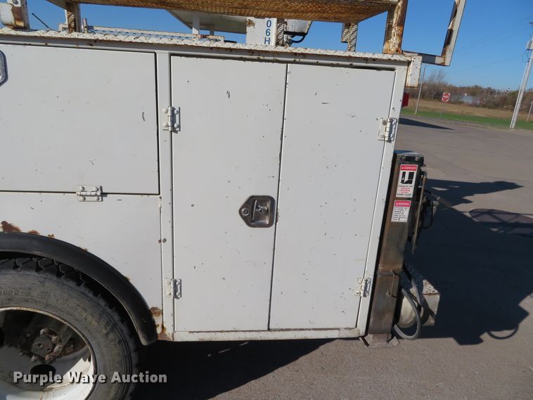 image for item DH0528 1998 International 4700  utility truck with crane