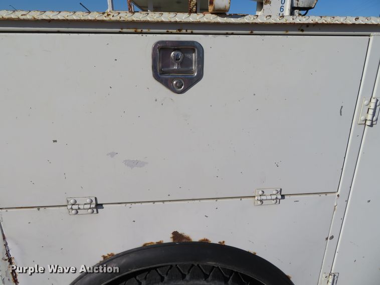 image for item DH0528 1998 International 4700  utility truck with crane