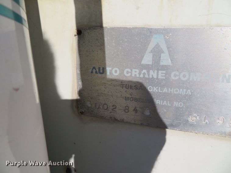 image for item DH0528 1998 International 4700  utility truck with crane