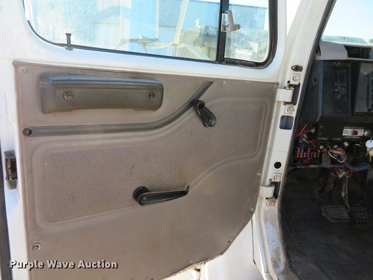 image for item DH0528 1998 International 4700  utility truck with crane