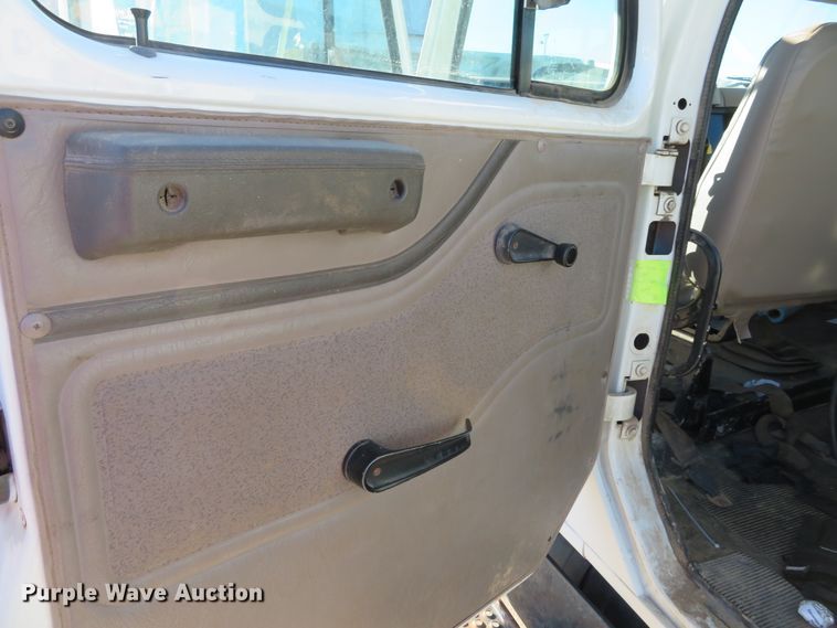 image for item DH0528 1998 International 4700  utility truck with crane