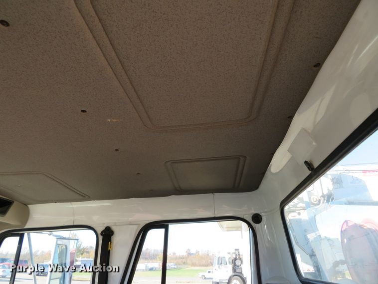 image for item DH0528 1998 International 4700  utility truck with crane