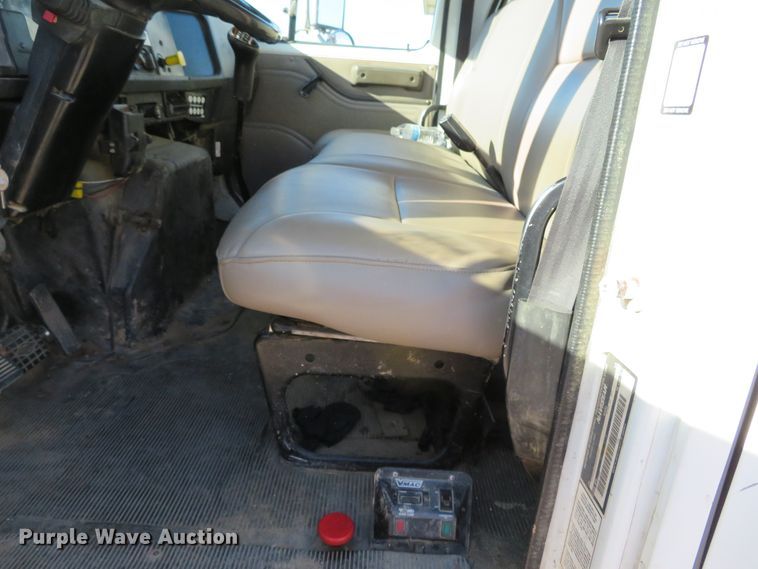 image for item DH0528 1998 International 4700  utility truck with crane