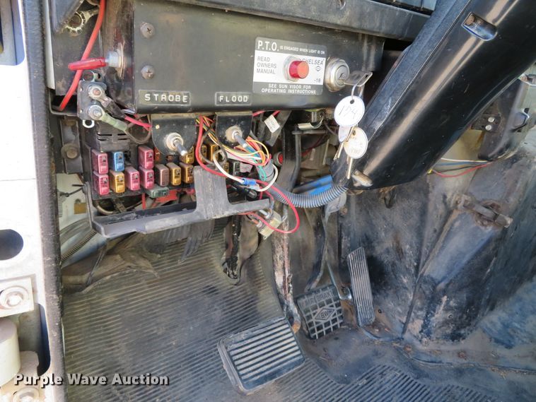 image for item DH0528 1998 International 4700  utility truck with crane