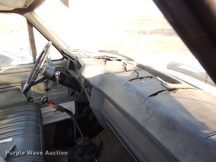 image for item DH3324 1991 Ford F600  scissor lift truck