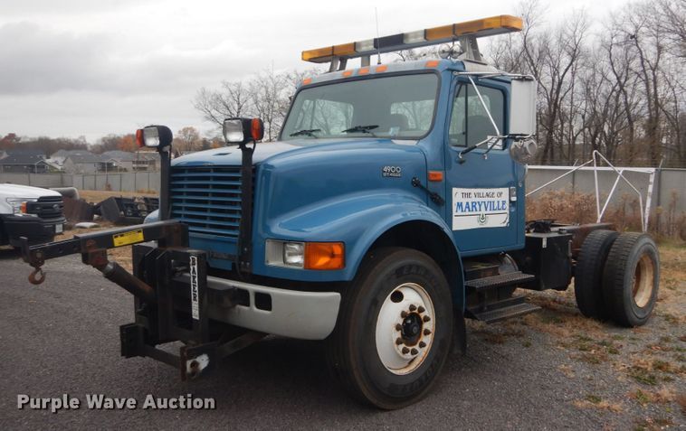 image for item DI1046 2001 International 4900  truck cab and chassis