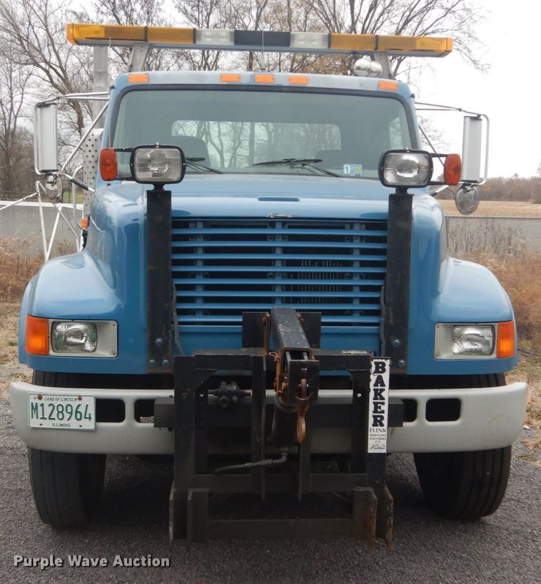 image for item DI1046 2001 International 4900  truck cab and chassis
