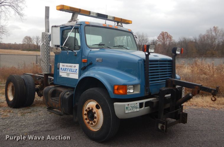 image for item DI1046 2001 International 4900  truck cab and chassis