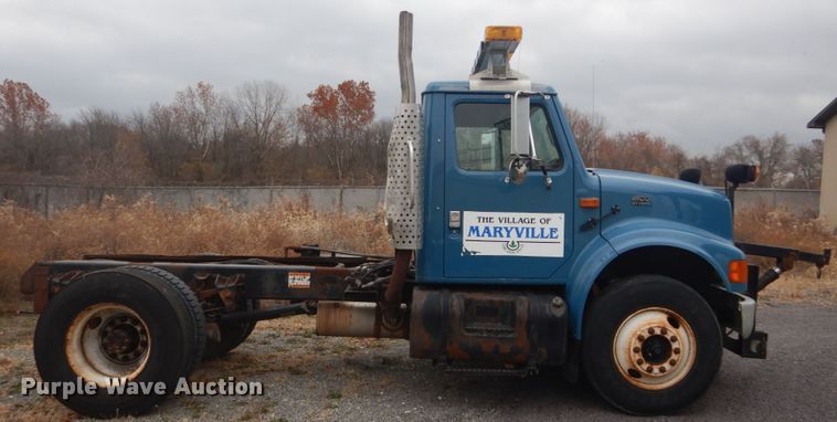 image for item DI1046 2001 International 4900  truck cab and chassis