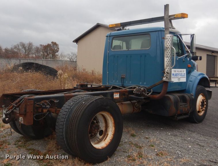 image for item DI1046 2001 International 4900  truck cab and chassis