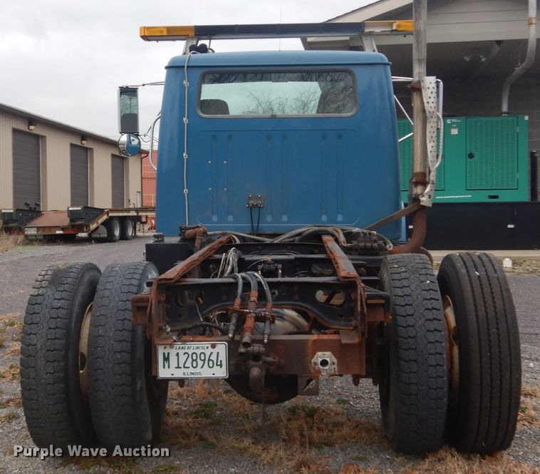 image for item DI1046 2001 International 4900  truck cab and chassis