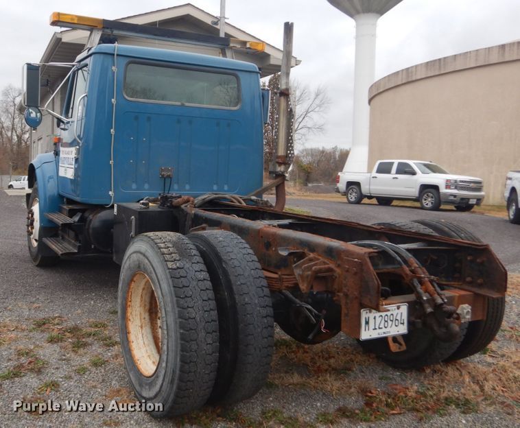 image for item DI1046 2001 International 4900  truck cab and chassis