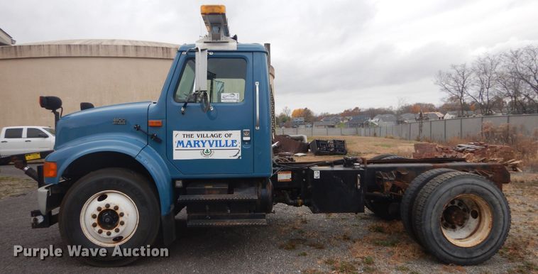 image for item DI1046 2001 International 4900  truck cab and chassis