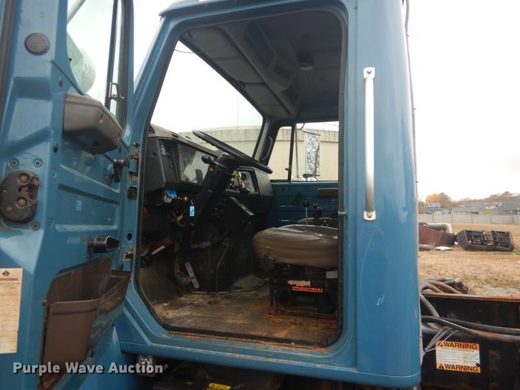 image for item DI1046 2001 International 4900  truck cab and chassis
