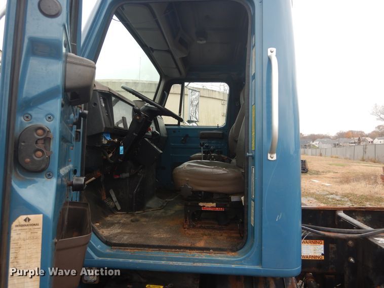 image for item DI1046 2001 International 4900  truck cab and chassis