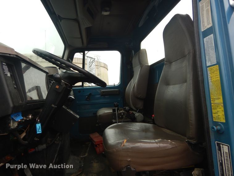 image for item DI1046 2001 International 4900  truck cab and chassis