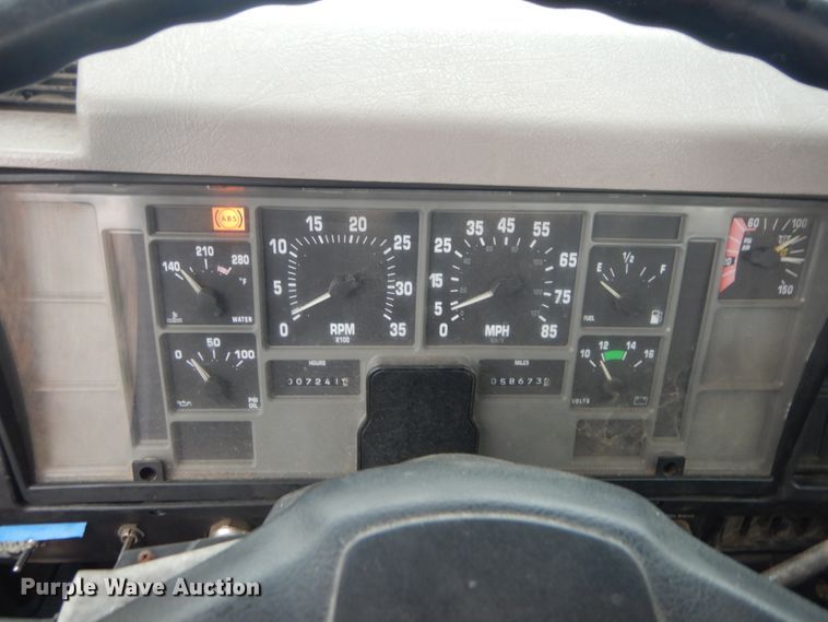 image for item DI1046 2001 International 4900  truck cab and chassis