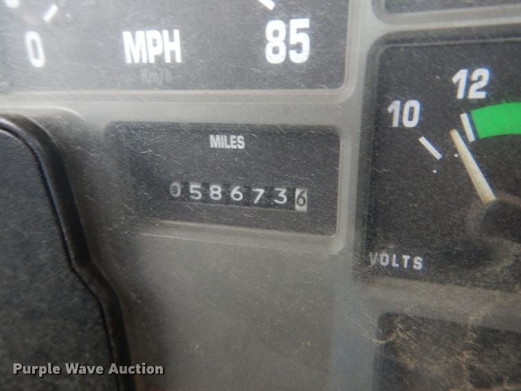 image for item DI1046 2001 International 4900  truck cab and chassis