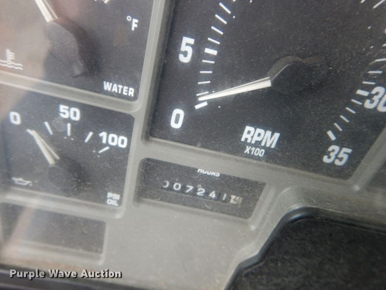 image for item DI1046 2001 International 4900  truck cab and chassis