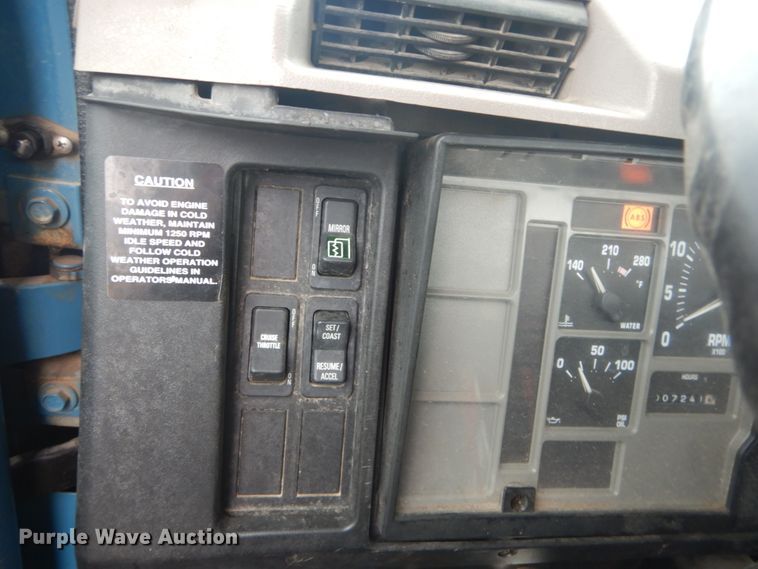 image for item DI1046 2001 International 4900  truck cab and chassis