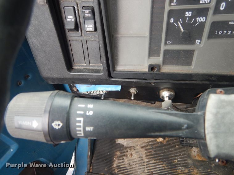 image for item DI1046 2001 International 4900  truck cab and chassis