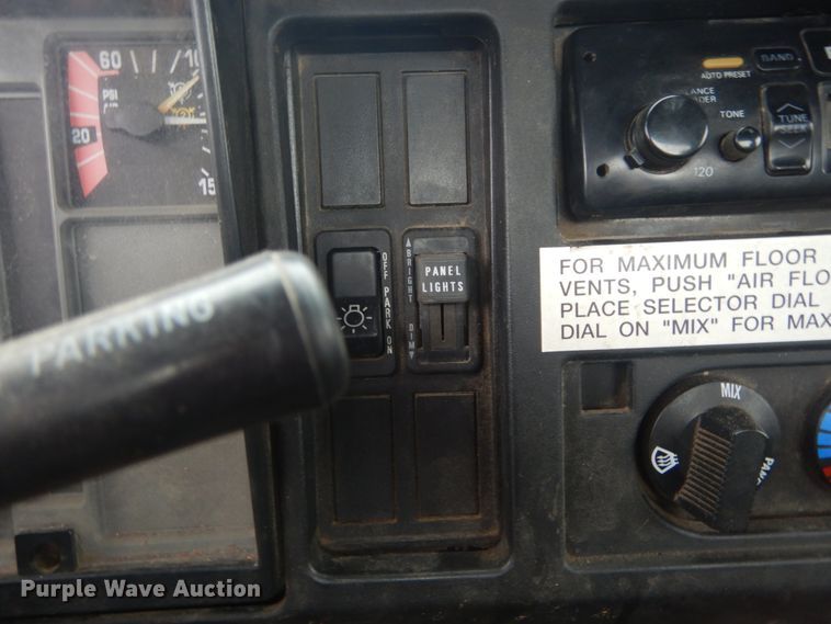 image for item DI1046 2001 International 4900  truck cab and chassis