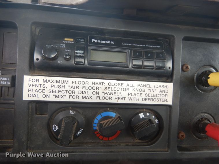 image for item DI1046 2001 International 4900  truck cab and chassis