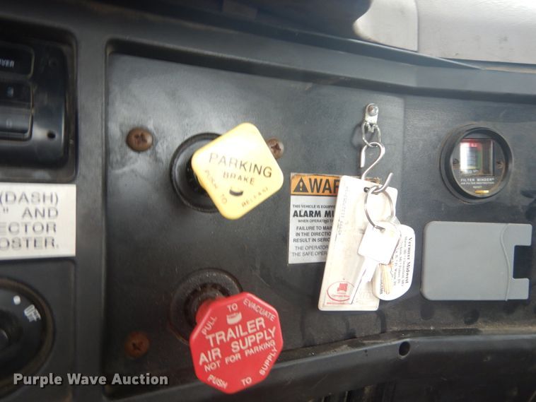 image for item DI1046 2001 International 4900  truck cab and chassis