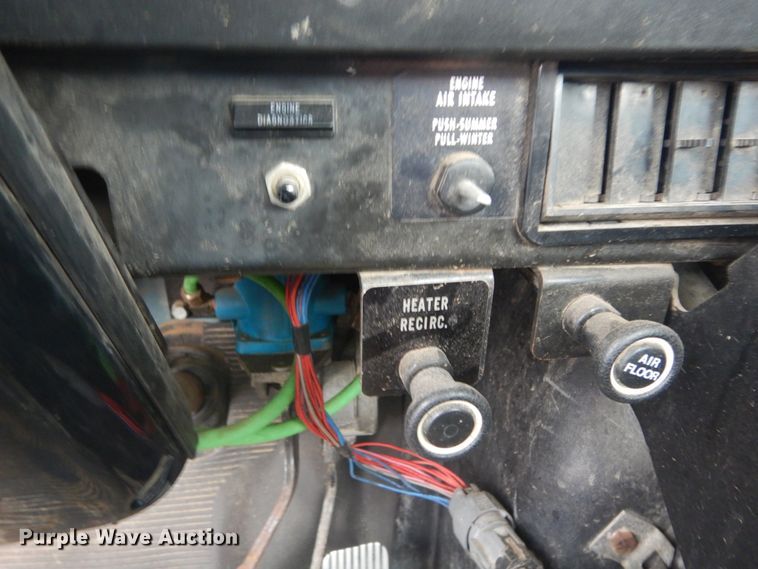 image for item DI1046 2001 International 4900  truck cab and chassis