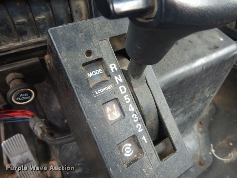 image for item DI1046 2001 International 4900  truck cab and chassis