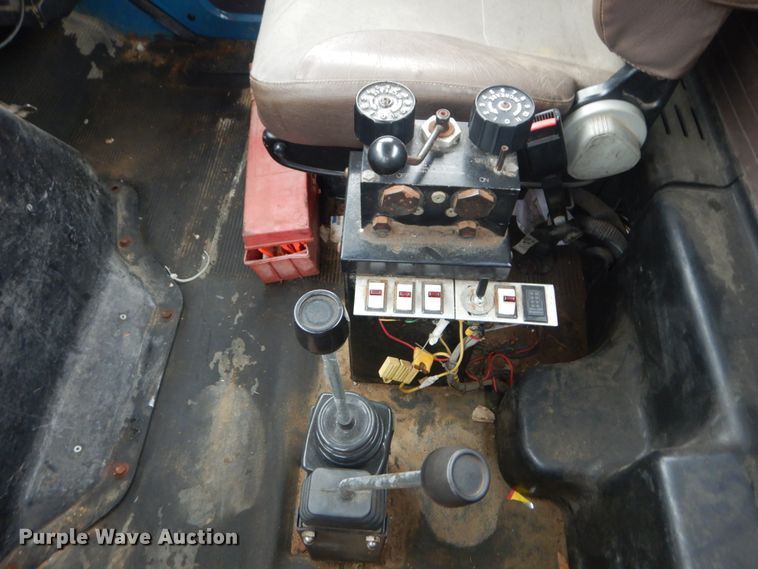 image for item DI1046 2001 International 4900  truck cab and chassis