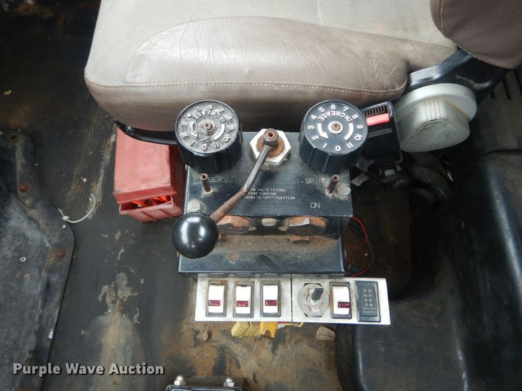 image for item DI1046 2001 International 4900  truck cab and chassis