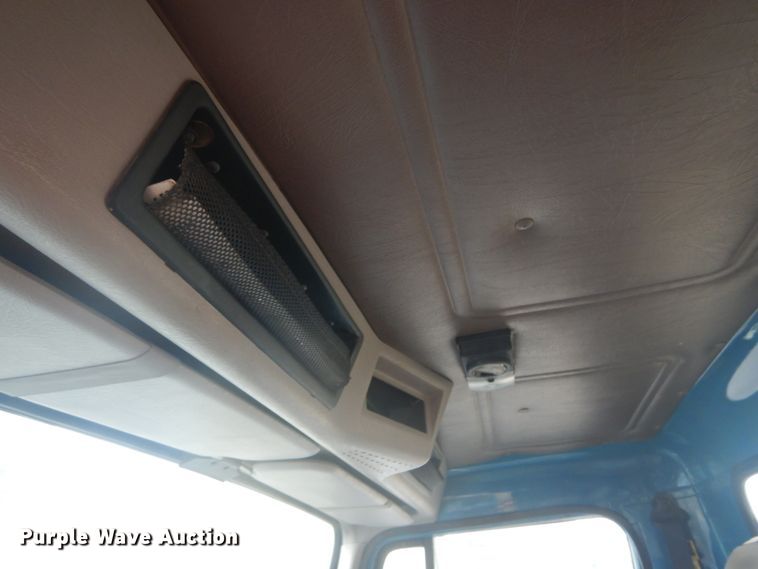 image for item DI1046 2001 International 4900  truck cab and chassis