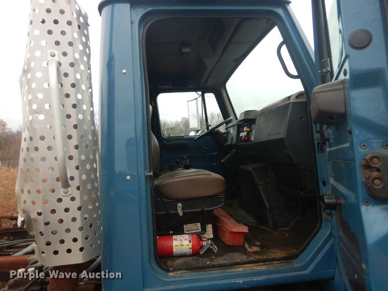 image for item DI1046 2001 International 4900  truck cab and chassis