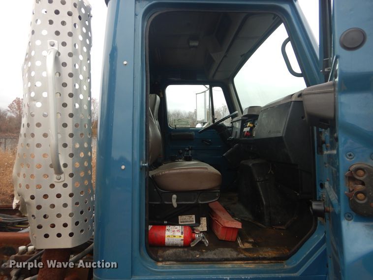 image for item DI1046 2001 International 4900  truck cab and chassis