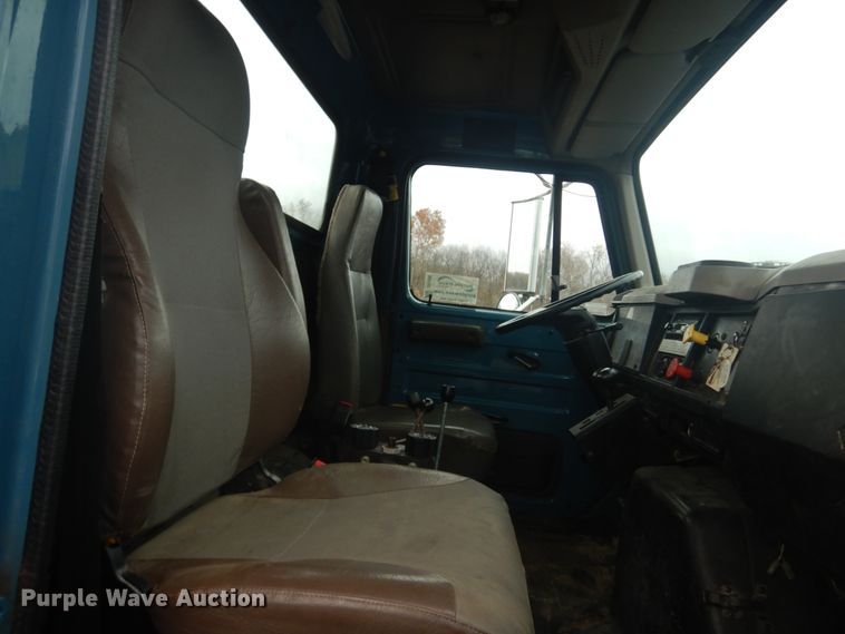 image for item DI1046 2001 International 4900  truck cab and chassis