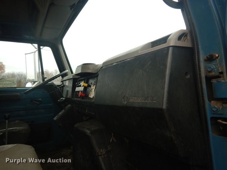 image for item DI1046 2001 International 4900  truck cab and chassis