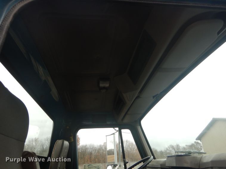 image for item DI1046 2001 International 4900  truck cab and chassis