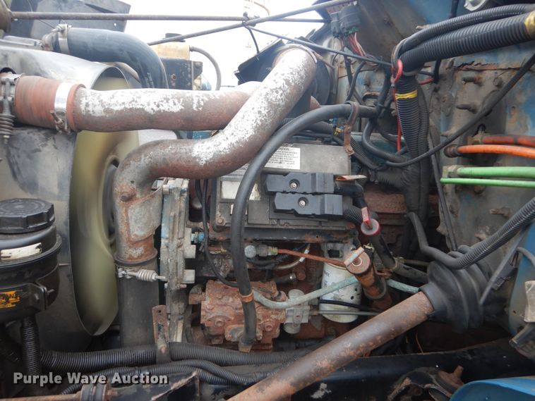 image for item DI1046 2001 International 4900  truck cab and chassis